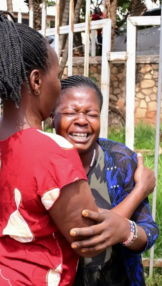 Al menos seis muertos y una treintena de heridos en un doble atentado en la capital de Uganda