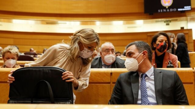 La vicepresidenta segunda del Gobierno y ministra de Trabajo, Yolanda Díaz, con el presidente del Gobierno, Pedro Sánchez, ayer en el Senado