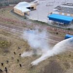 Las fuerzas polacas usan cañones de agua para impedir que los migrantes crucen la frontera entre Bielorrusia y Polonia