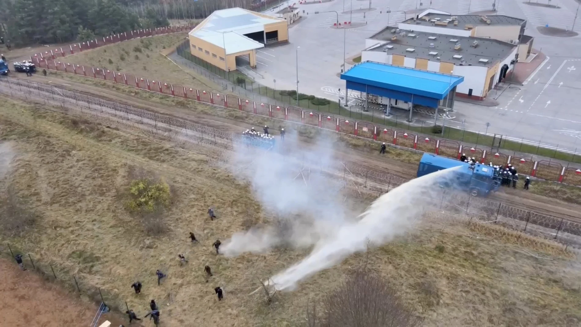 Las fuerzas polacas usan cañones de agua para impedir que los migrantes crucen la frontera entre Bielorrusia y Polonia