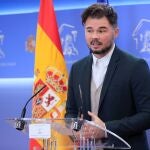 El portavoz de ERC, Gabriel Rufián, durante la rueda de prensa ofrecida este martes en el Congreso. EFE/Fernando Alvarado