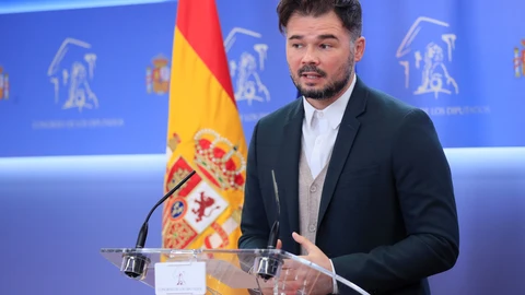 El portavoz de ERC, Gabriel Rufián, durante la rueda de prensa ofrecida este martes en el Congreso. EFE/Fernando Alvarado