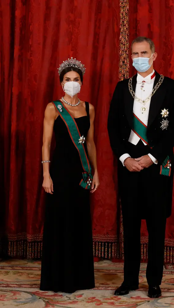 Los reyes, Felipe y Letizia, posan antes de la cena que ofrecen al presidente de Italia, Sergio Mattarella, y a su hija Laura Mattarella, que ejerce el papel de primera dama.