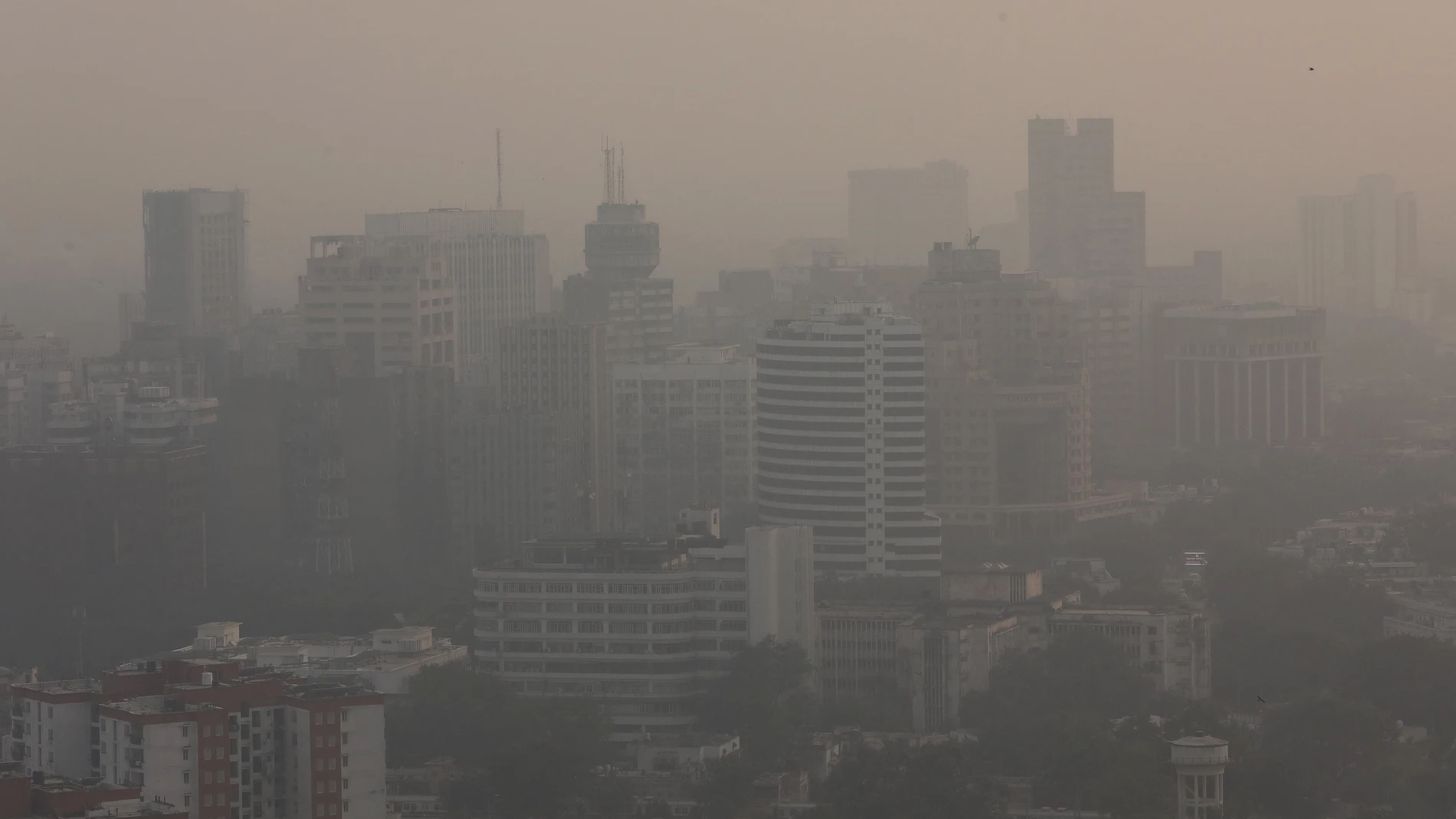 Una espesa niebla que se combina con las emisiones industriales y vehiculares deja atrapadas algunas poblaciones bajo una tremenda capa de polución