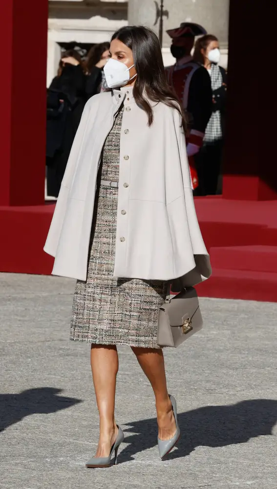 La Reina Letizia con abrigo de capa.