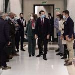La portavoz del Grupo Popular en el Congreso, Cuca Gamarra; y el presidente del Partido Popular, Pablo Casado, a su llegada a una reunión con representantes de sindicatos policiales y asociaciones de la Guardia Civil, en el Congreso de los Diputados.