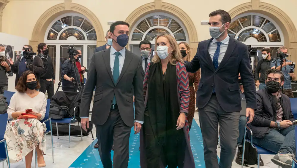 El presidente de Diputación, Javier A. García; la viceconsejera de Cultura de la Junta de Andalucía, Macarena O’neill; y el alcalde de Almería, Ramón Fernández-Pacheco