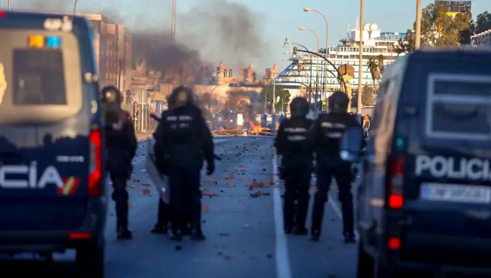 Un cordón policial trata de controlar las protestas de los trabajadores del metal en Cádiz