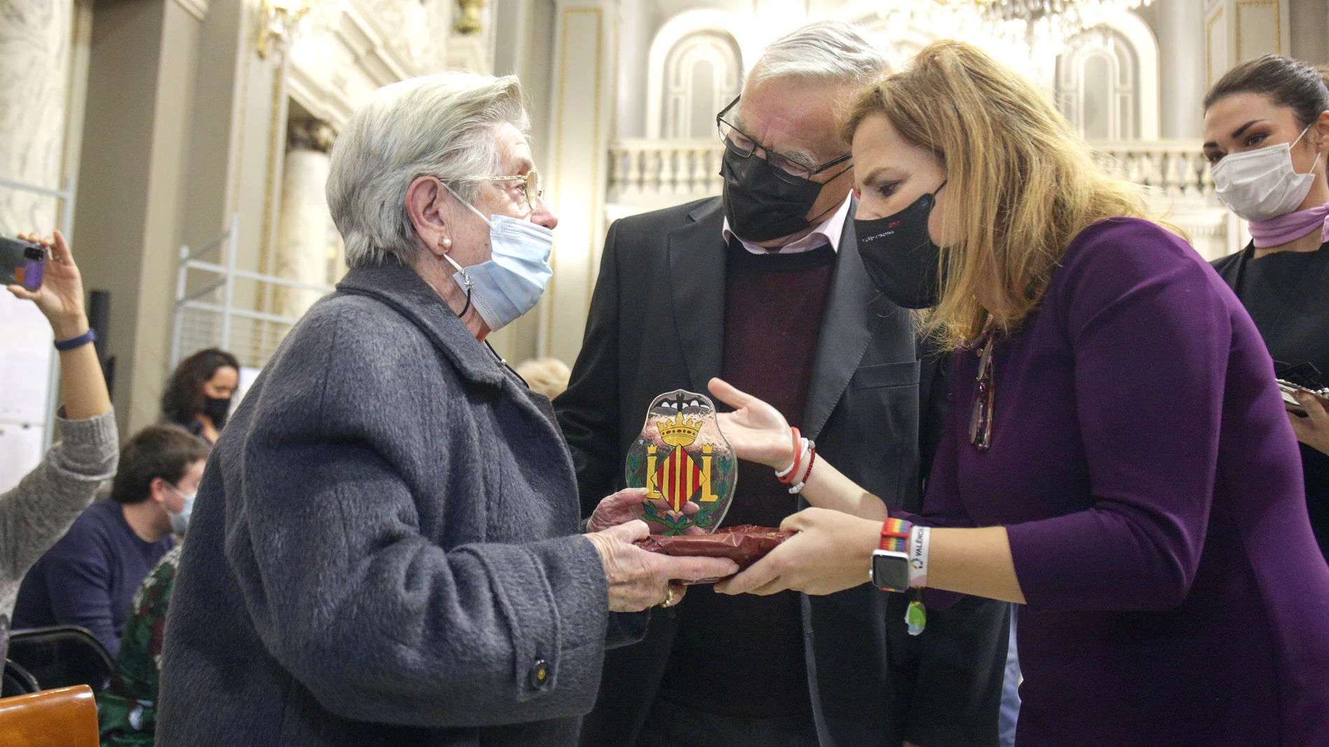 El alcalde de Valencia, Joan Ribó, acompañado por la regidora de Envejecimiento Activo, Pilar Bernabé, participan en el Homenaje de las Personas Centenarias, con motivo de la 38 Semana de las Personas Mayores.