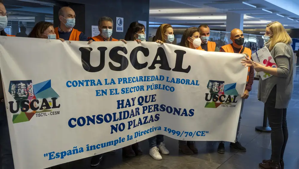 La consejera de Familia e Igualdad de Oportunidades, Isabel Blanco, presenta el Programa de Actuaciones Estratégicas para prevenir y combatir la Pobreza Infantil 2021-2027. En la imagen la consejera se dirige a miembros de Uscal, que protestan a la entrada de la delegación