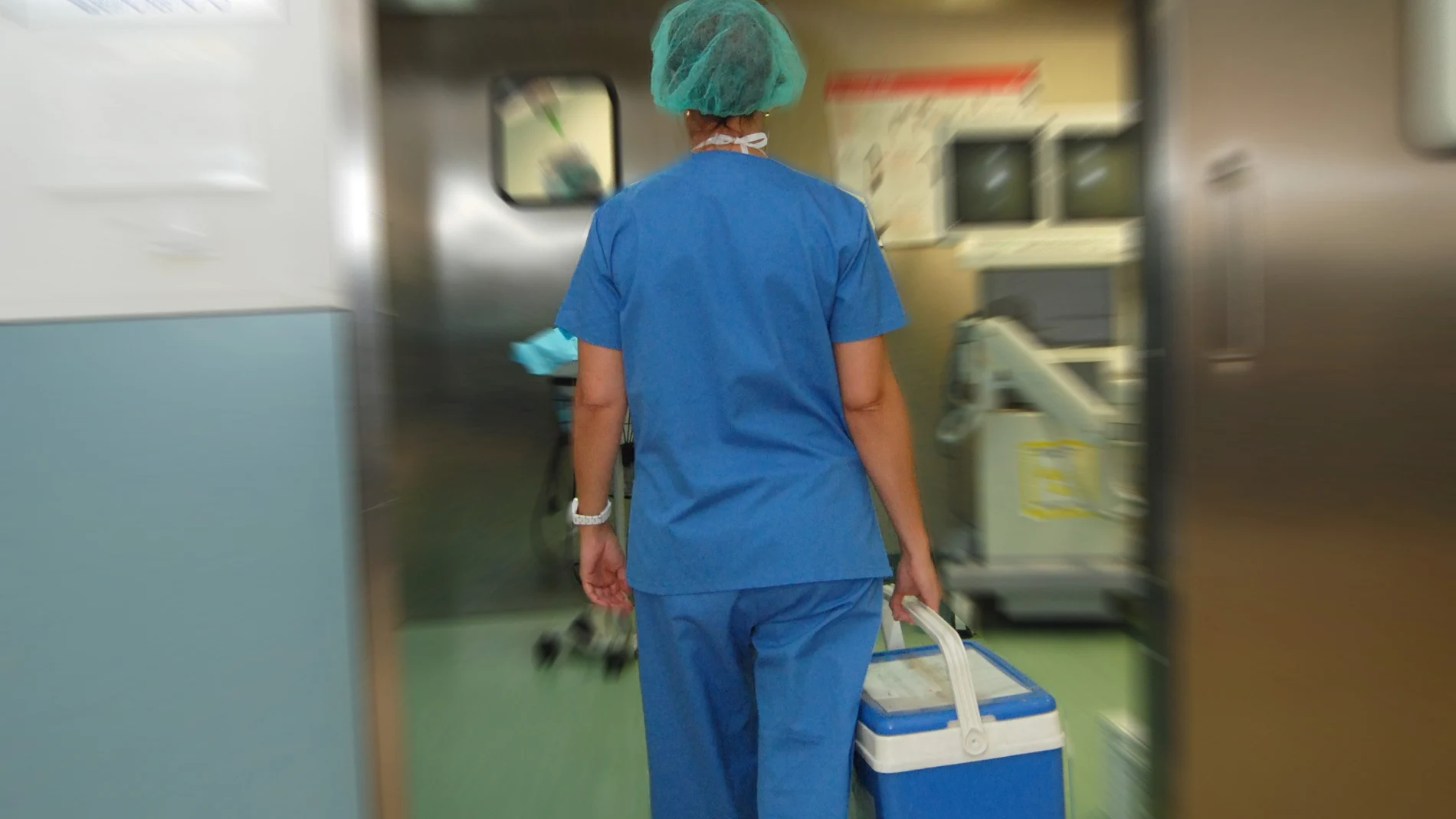 Personal de Transplantes entrando a uno de los quirófanos del Hospital General "Ntra. Sra. del Prado", de Talavera de la Reina.