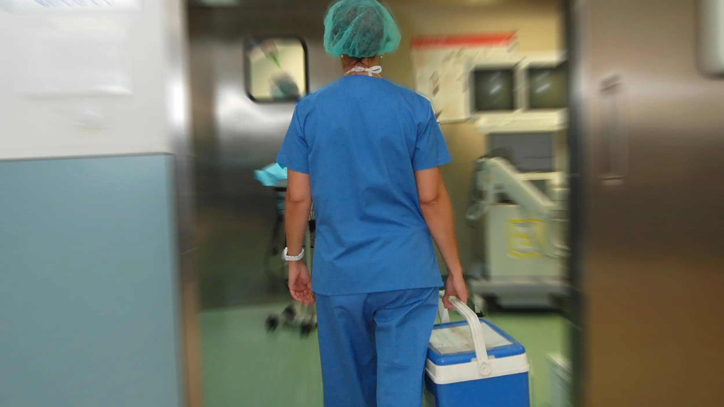 Personal de Transplantes entrando a uno de los quirófanos del Hospital General &quot;Ntra. Sra. del Prado&quot;, de Talavera de la Reina.