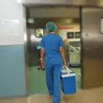Personal de Transplantes entrando a uno de los quirófanos del Hospital General "Ntra. Sra. del Prado", de Talavera de la Reina.