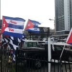Personas ondean banderas cubanas con el lema "Patria y Vida" durante una marcha de apoyo a los cubanos celebrada el 14 de noviembre en Miami