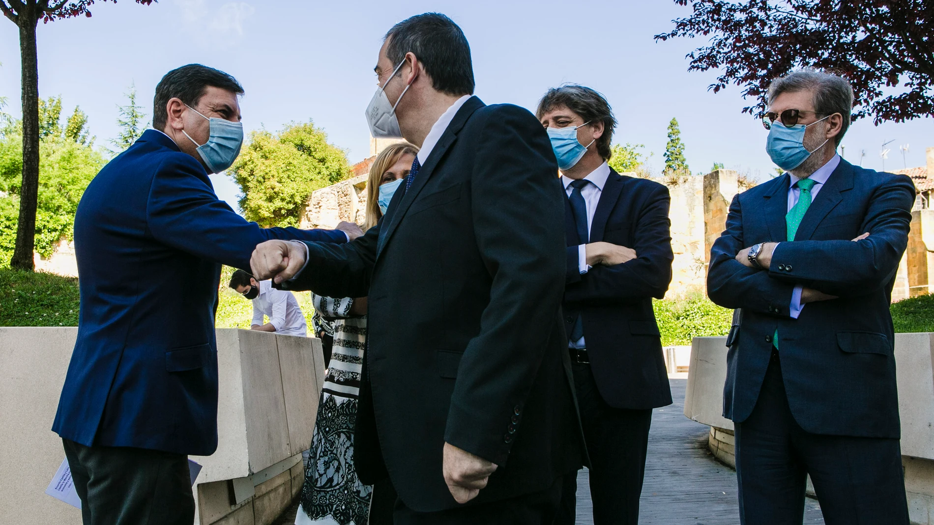 El consejero de Economía, Carlos Fernandez Carriedo saluda al presidente de la Cámara de Comercio de Soria, en presencia de la delegada de la Junta, Yolanda de Gregorio; el alcalde de Soria, Carlos Martínez y el presidente de CECALE, Santiago Aparicio