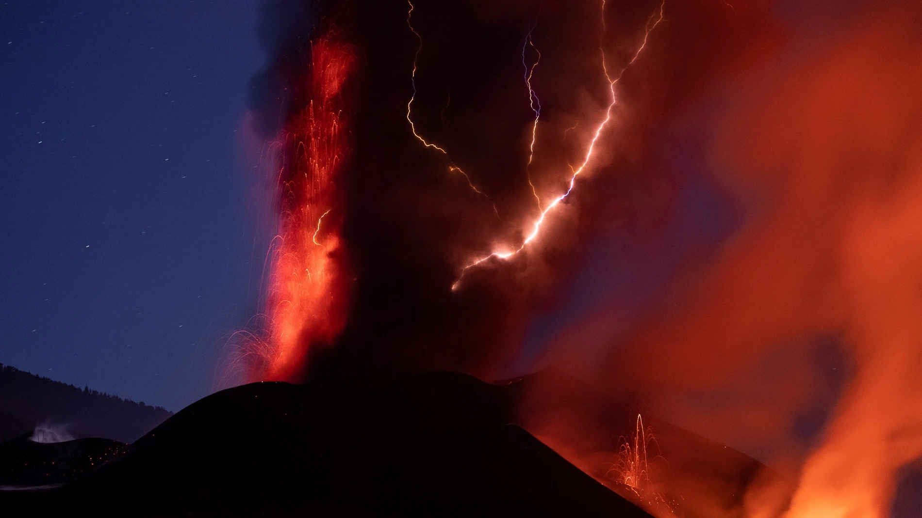 Imagen de una descarga de rayos sobre el cono del volcán de La Palma tomada en la noche del domingo
