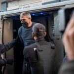 Efectivos de la Policía Nacional trasladan a Bernardo Montoya a la Audiencia Provincial de Huelva