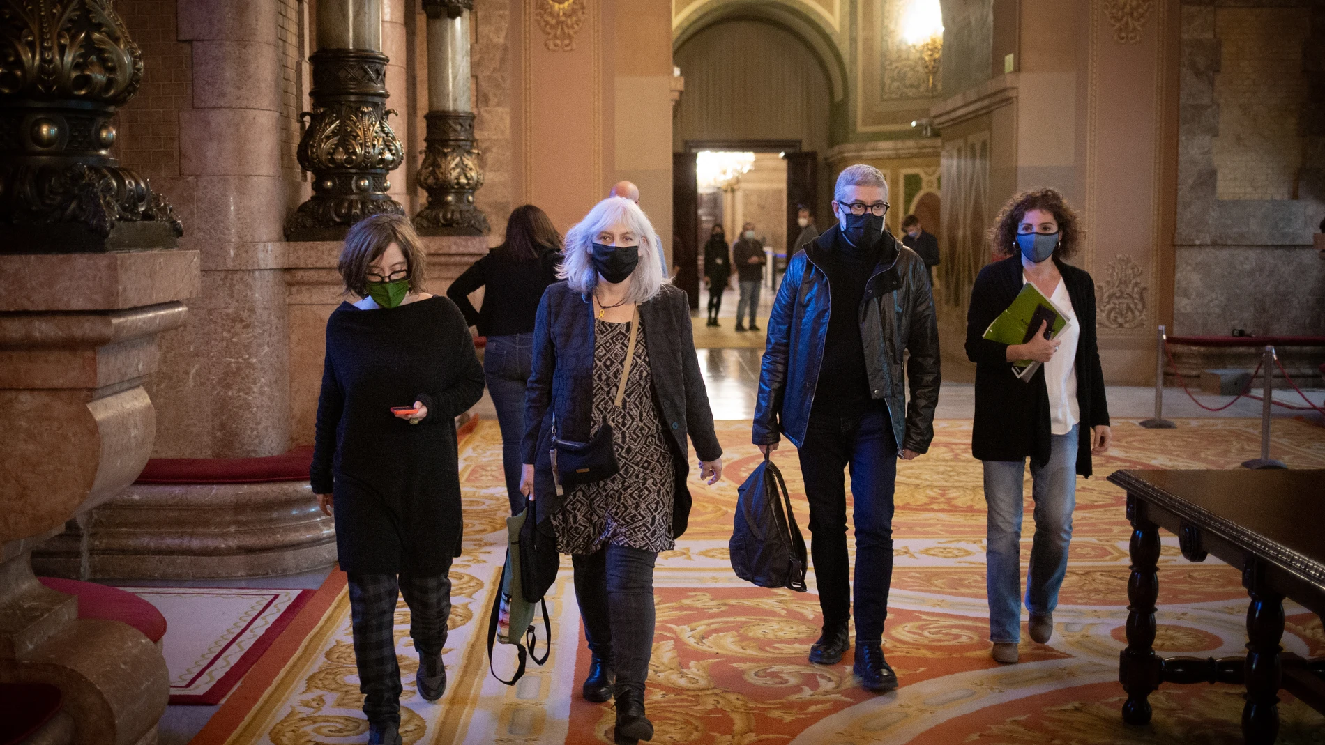 (I-D) La líder de la CUP en el Parlament, Dolors Sabater; la portavoz 'cupaire', Eulàlia Reguant; y los diputados 'cupaires' Carles Riera y Montserrat Vinyets, salen del despacho del president de la Generalitat tras una reunión de la CUP con el president.