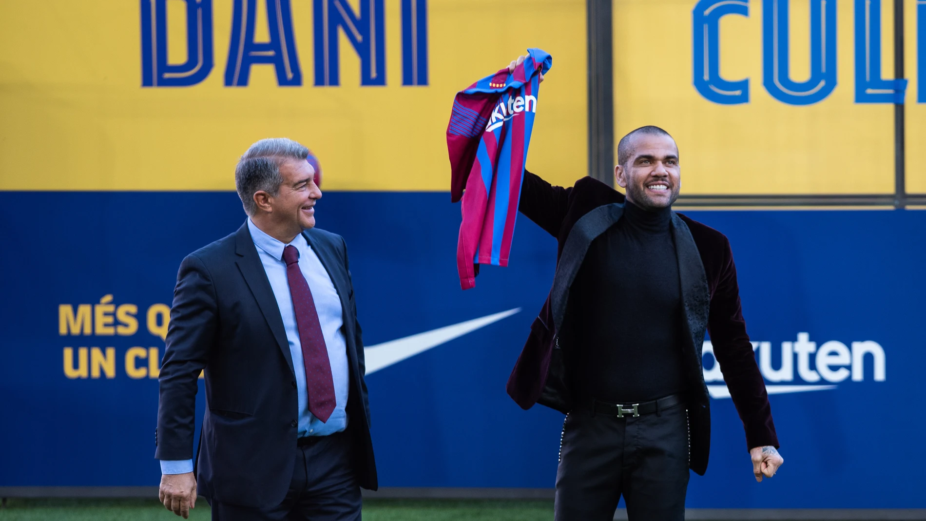 Joan Laporta, presidente del FC Barcelona, y Dani Alves