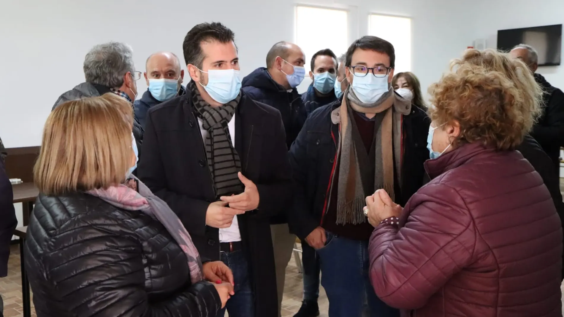 El secretario regional del PSOE, Luis Tudanca, conversa con varias vecinas e la localidad salmantina de Aldeanueva de la Sierra durante su visita a esta localidad salmantina, junto al procurador Fernando Pablos