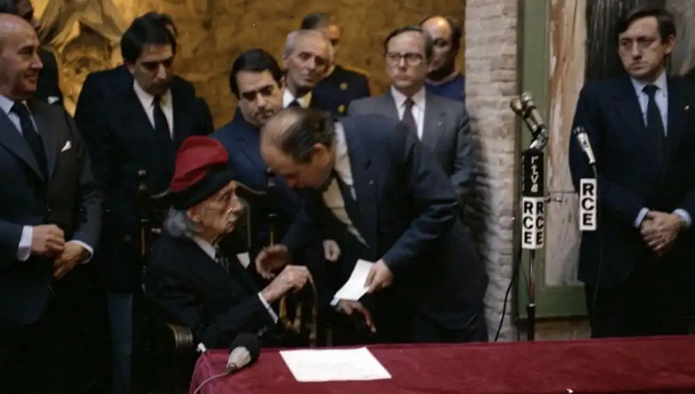 Pujol en el momento de entregar a Dalí la medalla de oro de la Generalitat