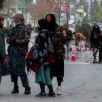 Los talibán en la escena de un atentado en Kabul