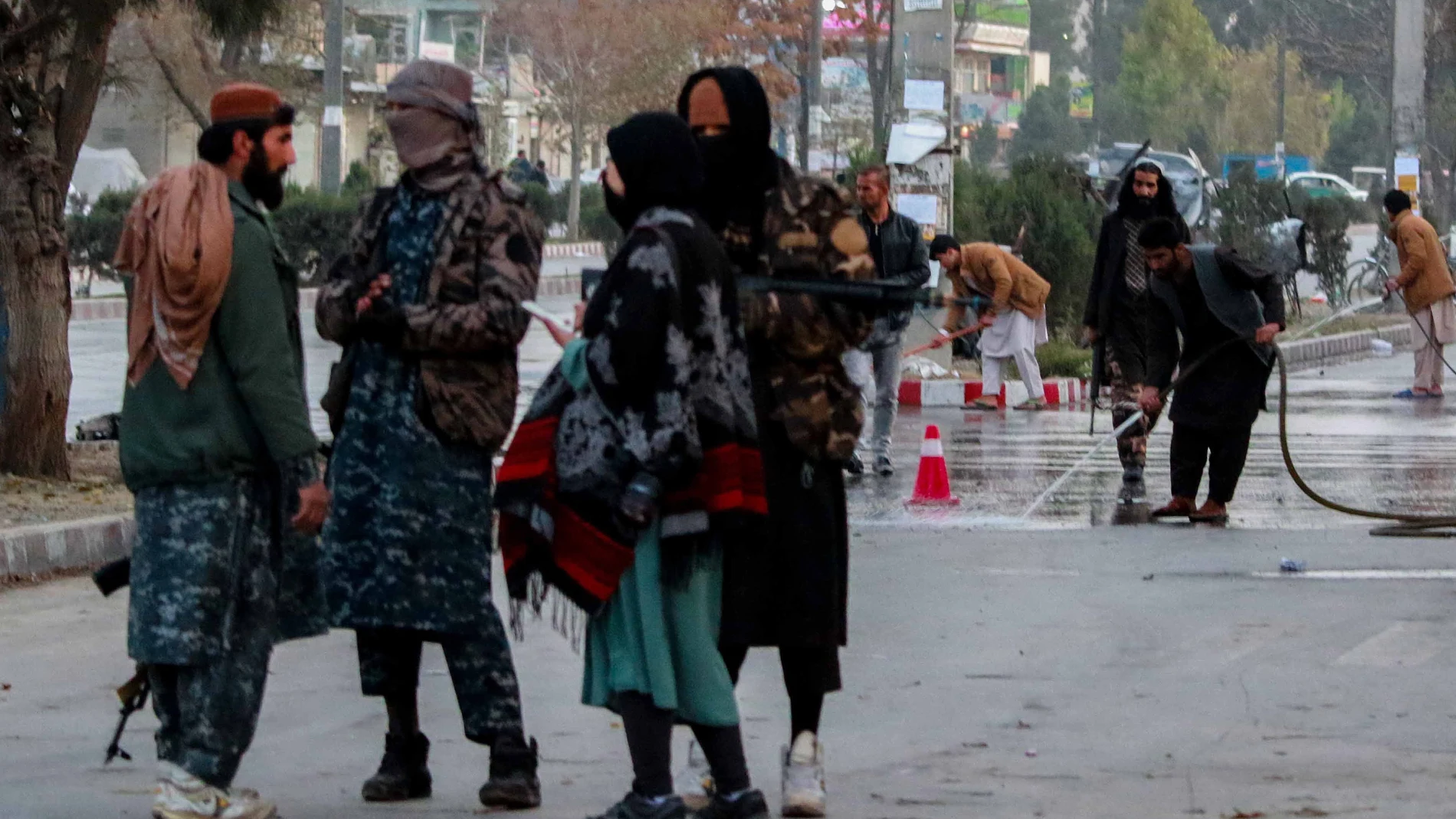 Los talibán en la escena de un atentado en Kabul