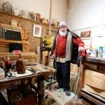 Félix Cuadrado Lomas en su lugar de trabajo