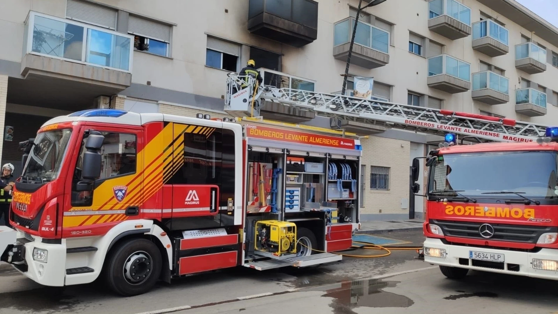Bomberos del Levante extinguen un incendio en Avenida de Barcelona de Cuevas del Almanzora (Almería)