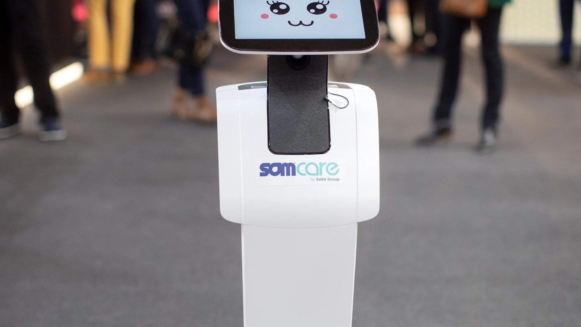 Un modelo de robot social ARI II para cuidar a personas mayores.