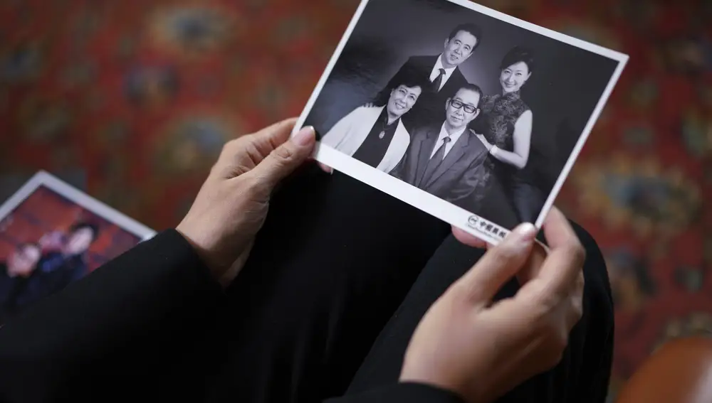 Grace Meng, la esposa del ex presidente de Interpol Meng Hongwei, muestra fotos de sus padres y de ella con su marido, en Lyon