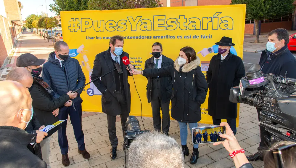 El alcalde de Valladolid, Óscar Puente, presenta el &quot;contenedor amarillo&quot;