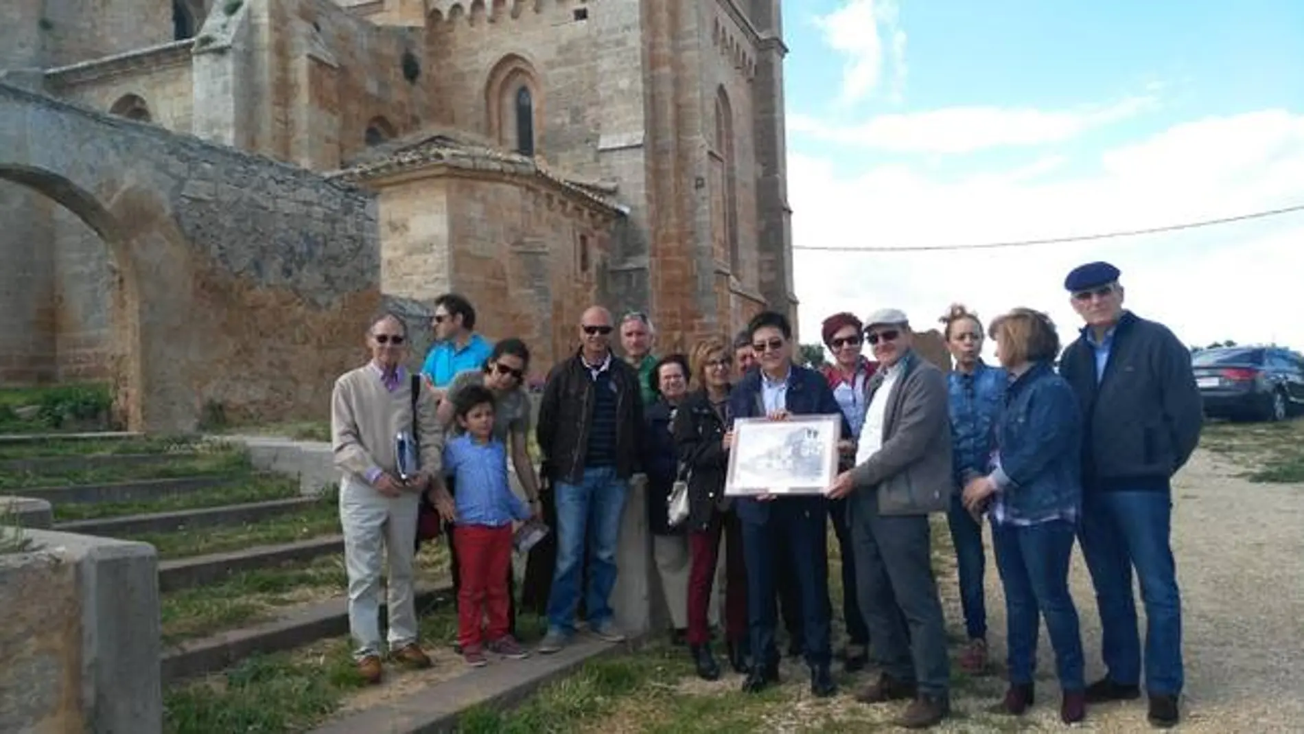 El vecino y los descendientes de Villamorón junto al templo