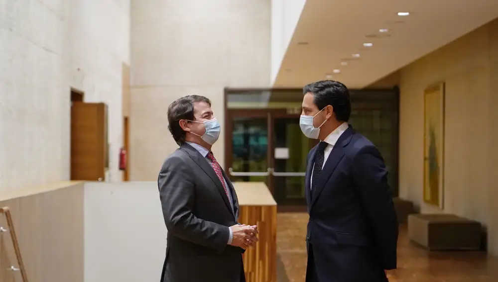 Fernández Mañueco y Raúl de la Hoz conversan en los pasillos de las Cortes tras la votación