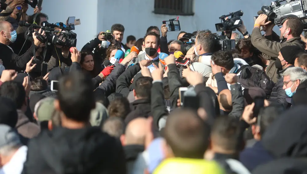 El alcalde de Cádiz dirigiéndose el jueves a los manifestantes de la huelga del metal, que ha defendido