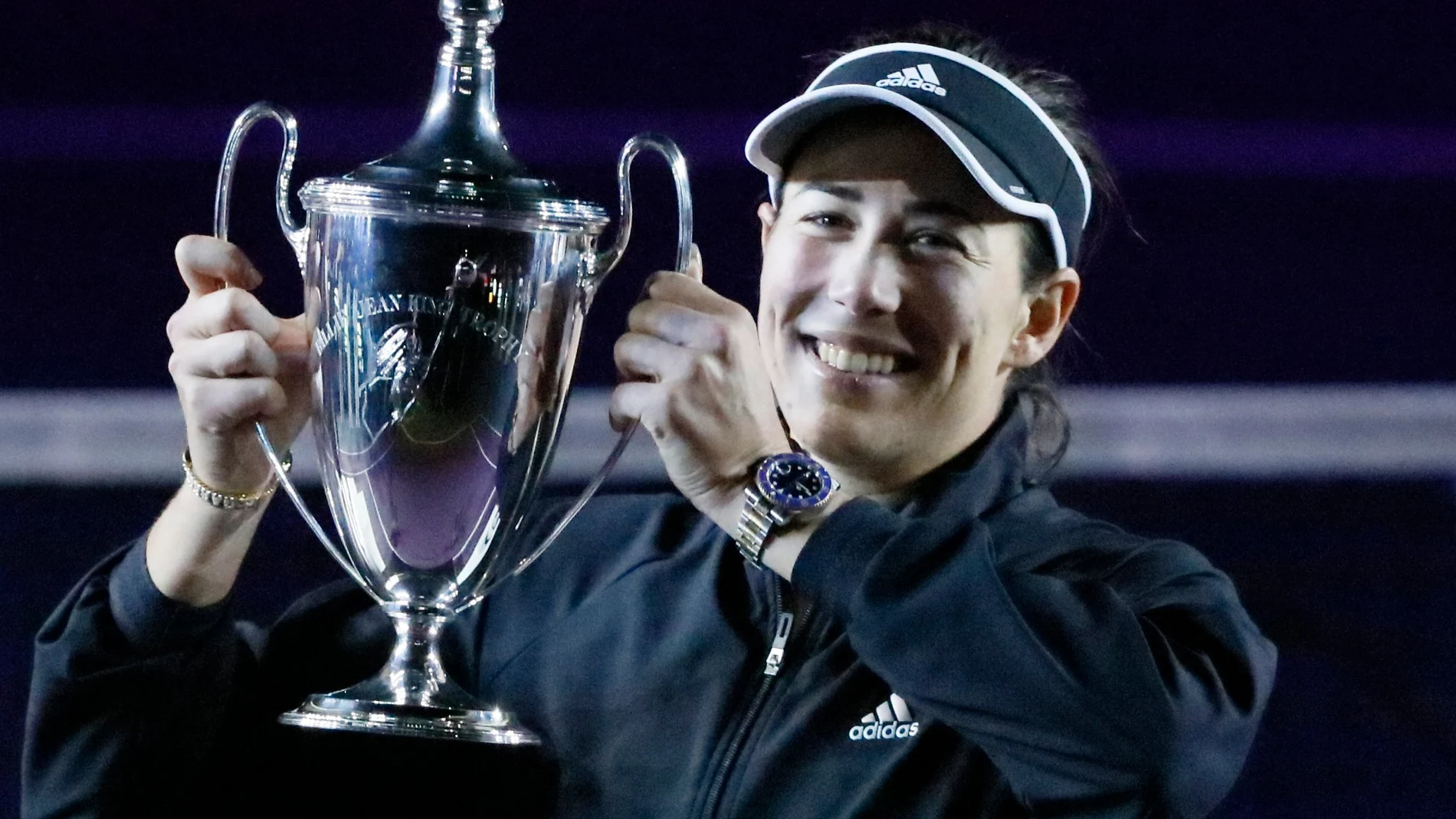 Garbiñe Muguruza levanta el trofeo de campeona de las WTA Finals