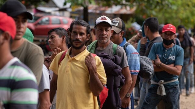 -FOTODELDIA- MEX7115. JESÚS CARANZA (MÉXICO), 17/11/2021.- Integrantes de la caravana migrante hacen fila para recibir comida este, miércoles en el municipio de Jesús Carranza, en el estado de Veracruz. La Comisión Nacional de los Derechos Humanos (CNDH) pidió al Gobierno mexicano atender y respetar los derechos de la caravana migrante que avanza ahora por el este del país hacia la frontera norte en condiciones cada vez más precarias. EFE/Ángel Hernández