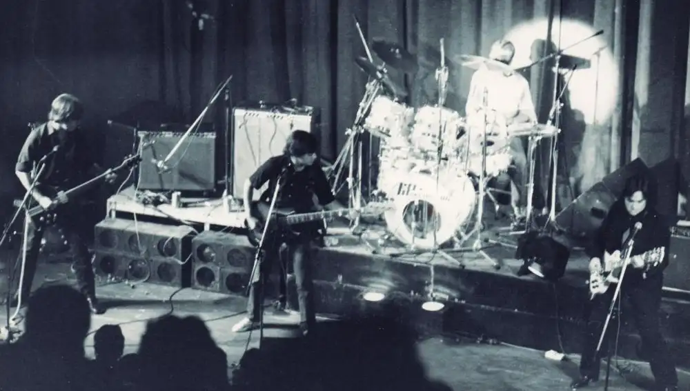 Concierto en la Escuela de Caminos en 1982, con Álvaro Urquijo a la izda., Enrique en el centro, Javier a la dcha., y Pedro en la batería