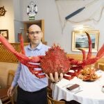 José Manuel Bermejo Martín con un centollo sobre la mano