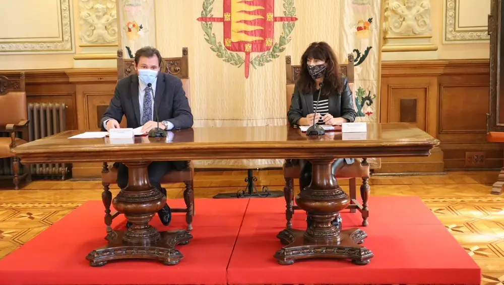 El alcalde de Valladolid, Óscar Puente, y la concejala Ana Redondo presentan la campaña de Navidad