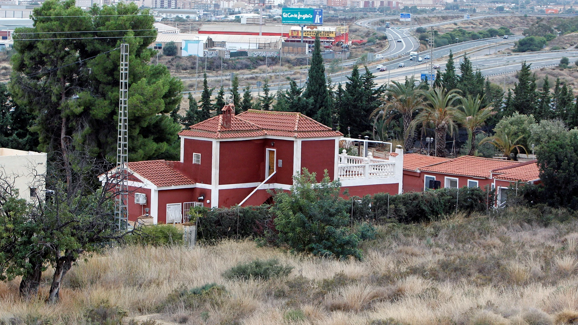 Vista general de la residencia de autistas de El Campello (Alicante), gestionada por una asociación, donde la Guardia Civil ha detenido a tres empleados por supuestos malos tratos e investiga a otros tres trabajadores