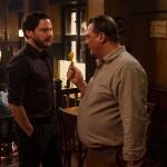 Un fotograma de "La puerta de al lado", debut como director de Daniel Brühl