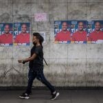 Fotografía que muestra publicidad política a favor de candidatos adeptos al gobierno de Nicolás Maduro el 17 de noviembre del 2021, en Caracas (Venezuela)