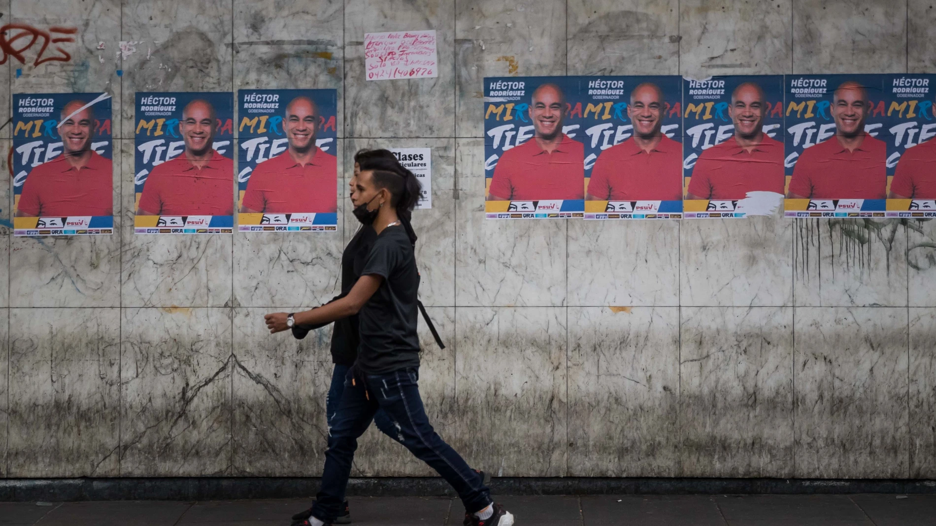 Fotografía que muestra publicidad política a favor de candidatos adeptos al gobierno de Nicolás Maduro el 17 de noviembre del 2021, en Caracas (Venezuela)