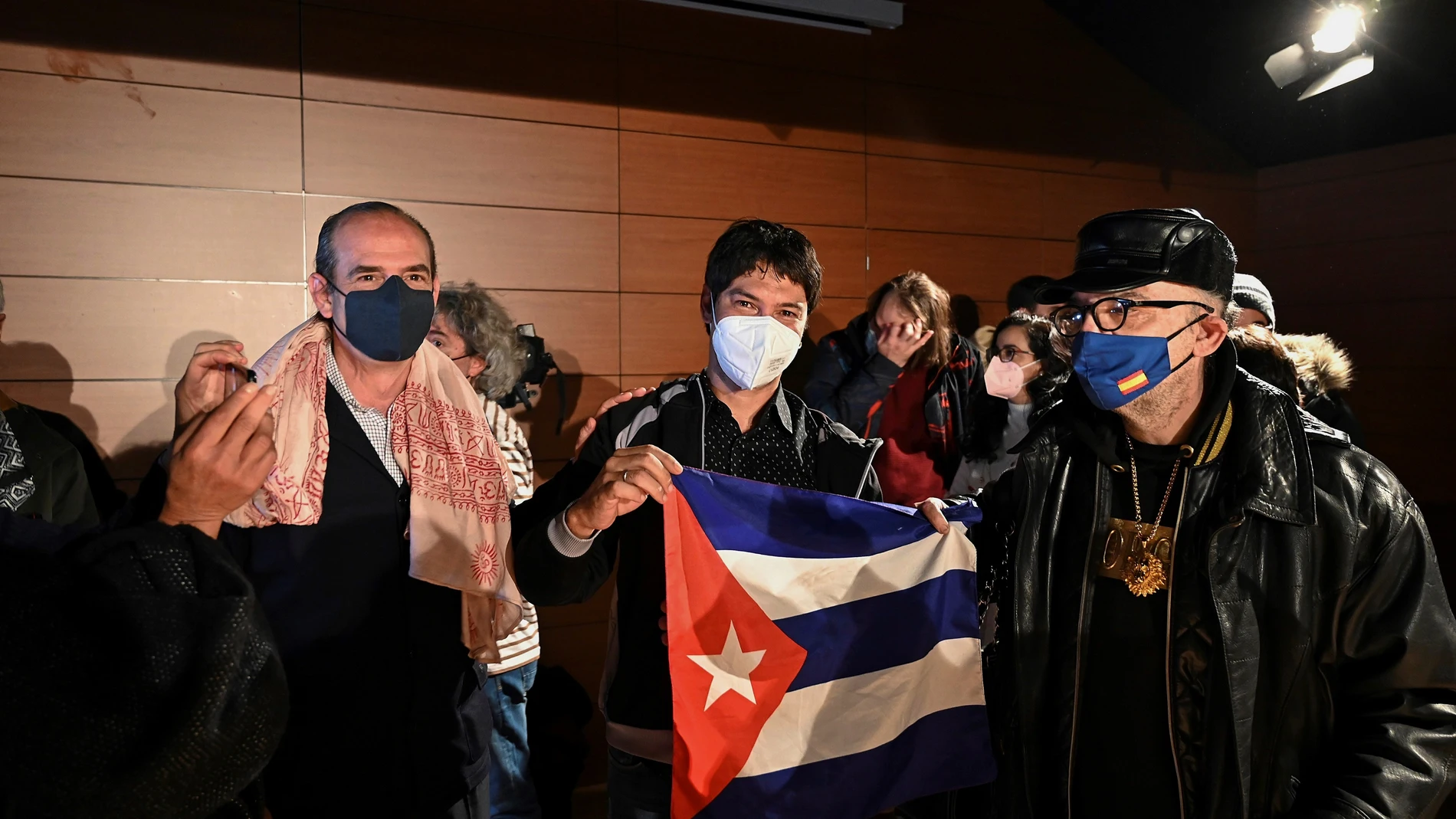 Yunior García Aguilera, impulsor de las manifestaciones de Cuba del 15 de Noviembre, posa con una bandera de Cuba en Madrid