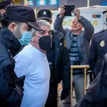 Efectivos de la Policía Nacional trasladan al acusado Bernardo Montoya a la Audiencia Provincial de Huelva