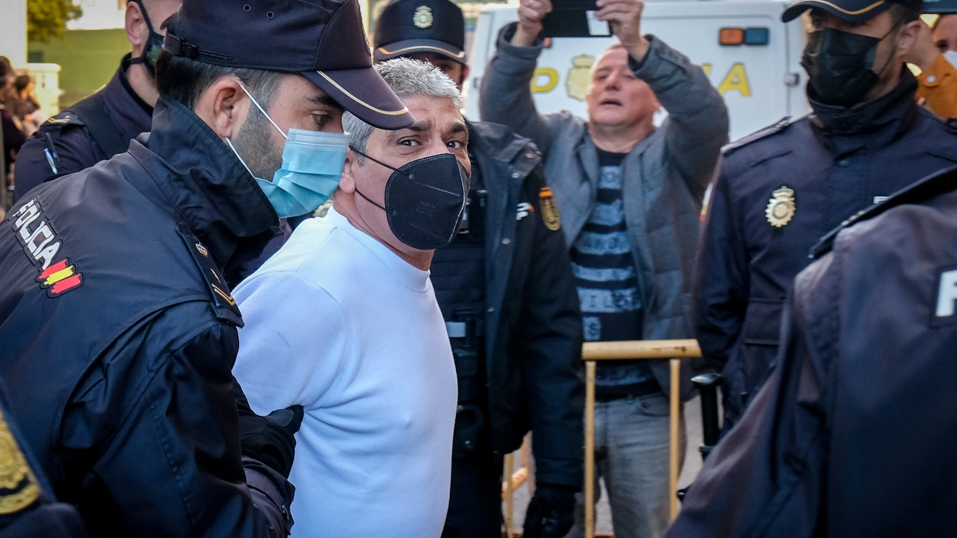 Efectivos de la Policía Nacional trasladan al acusado Bernardo Montoya a la Audiencia Provincial de Huelva