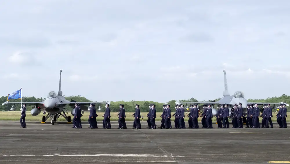 Miembros de la fuerza aérea durante la presentación de los nuevos cazas