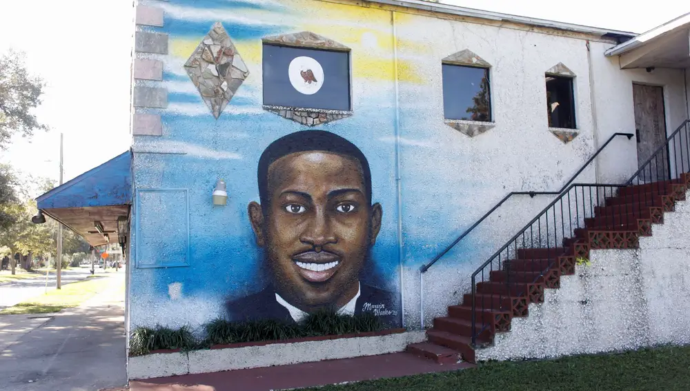 Un mural de Ahmaud Arbery está pintado en el lateral del Centro Cultural Afroamericano de Brunswick, en el centro de la ciudad de Brunswick, Georgia.