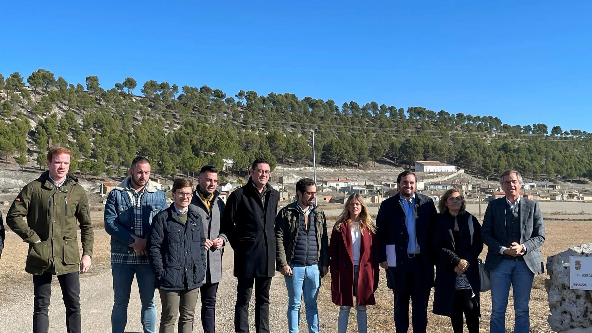 González Terol, Bea Fanjul, Eduardo Carazo, José Ángel Alonso, entre otros dirigentes del PP, tras el acto "Raíces" celebrado en la localidad vallisoletana de Corcos del Valle